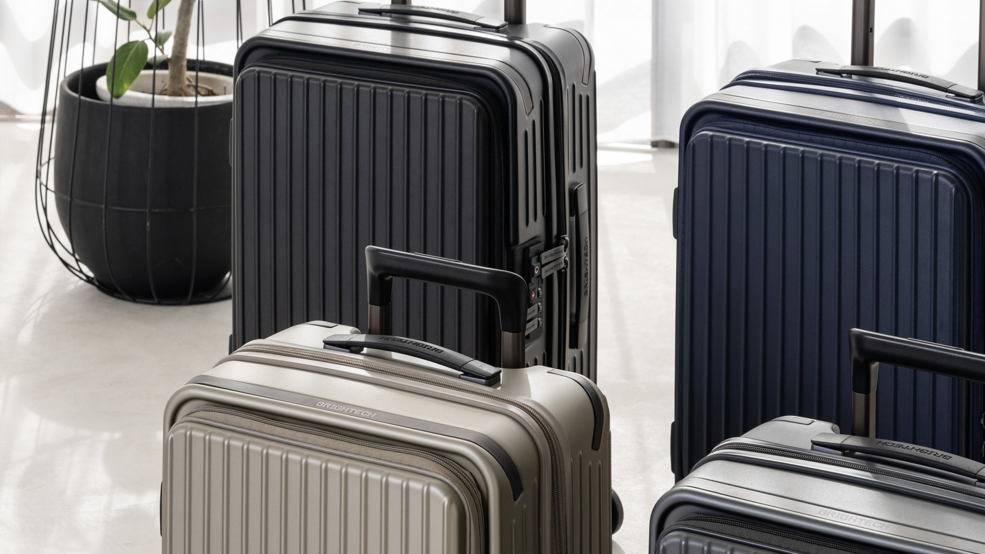 スーツケースのプロダクトビジュアル事例2